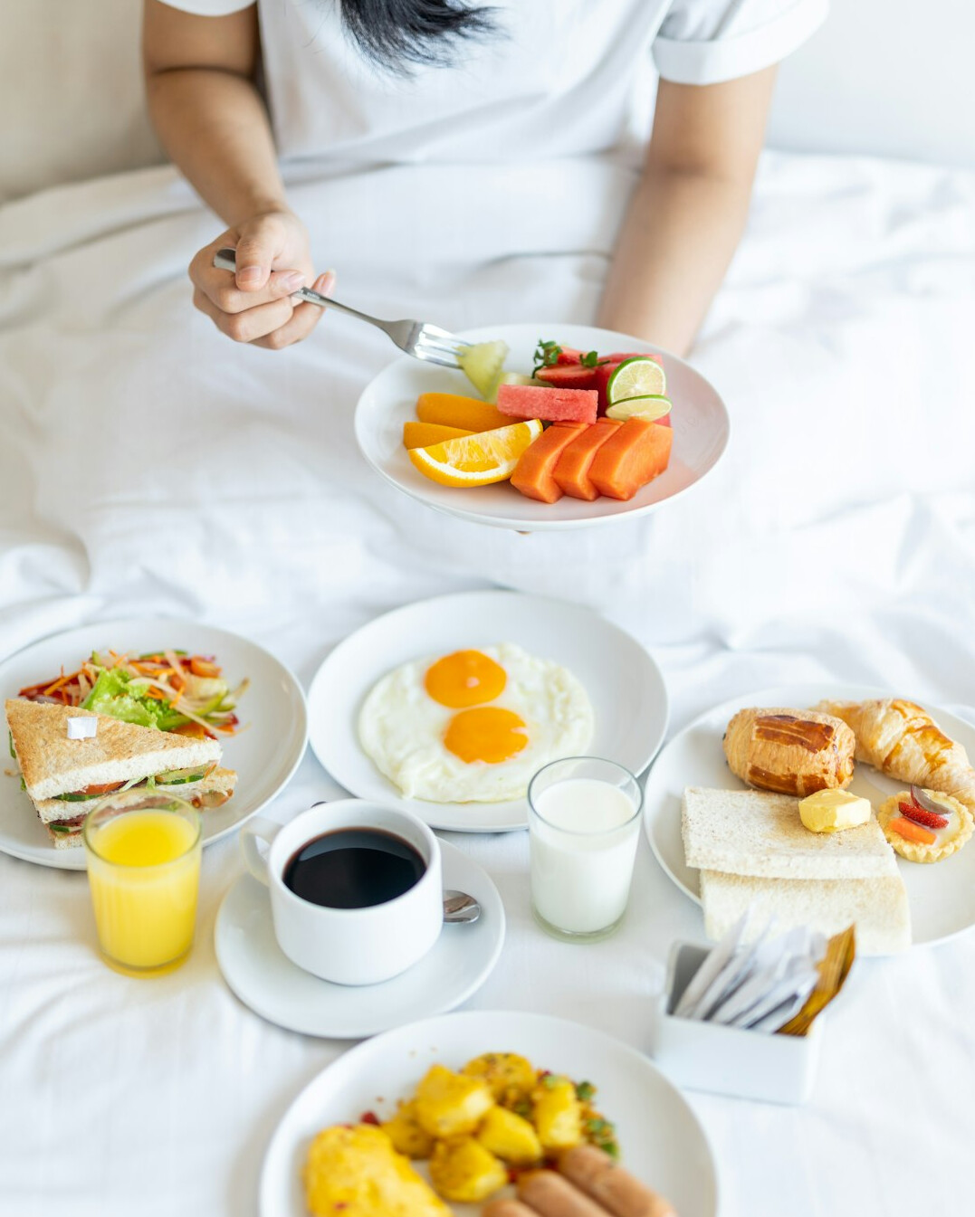 woman eating healthy breakfast